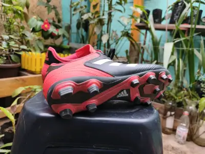 Zapatillas de fútbol Adidas negras y rojas - miniatura 3