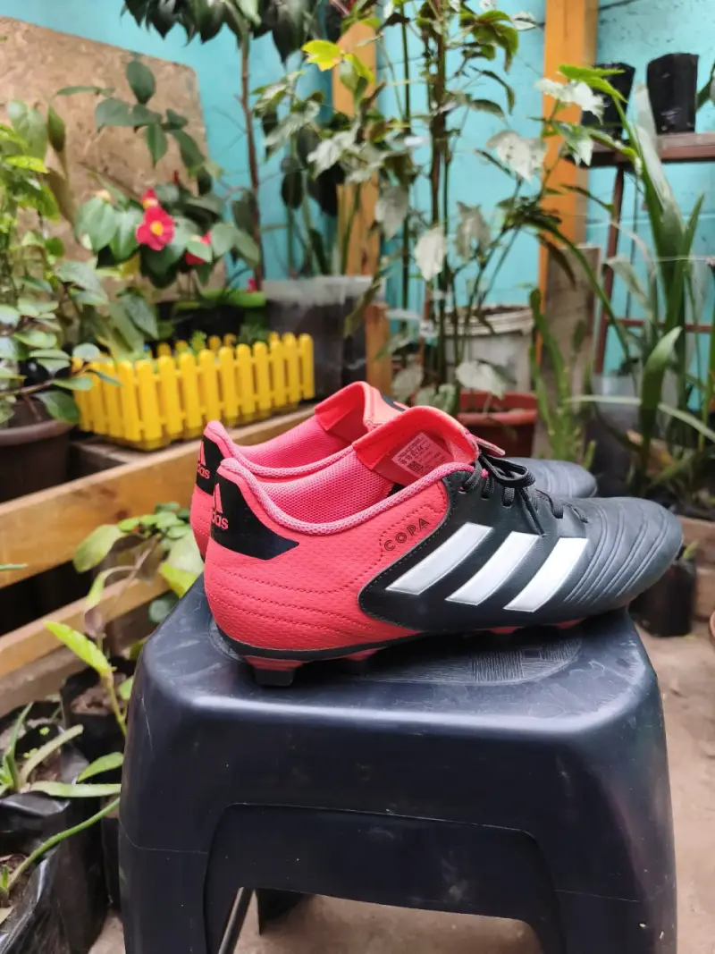 Zapatillas de fútbol Adidas negras y rojas - 4