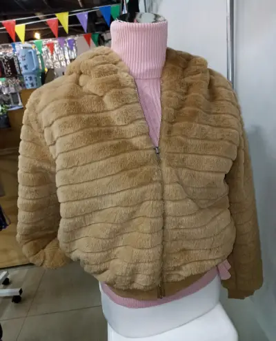 Polerón piel beige con capucha para mujer - miniatura 2