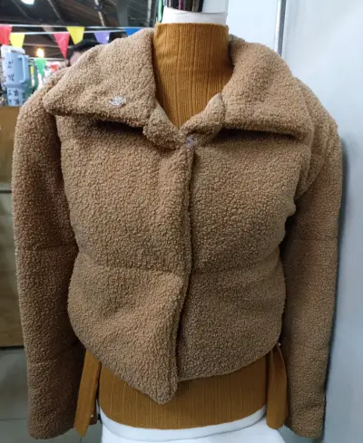 Chaqueta corderito color beige para mujer - miniatura 1