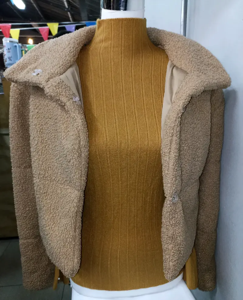 Chaqueta corderito color beige para mujer - 2