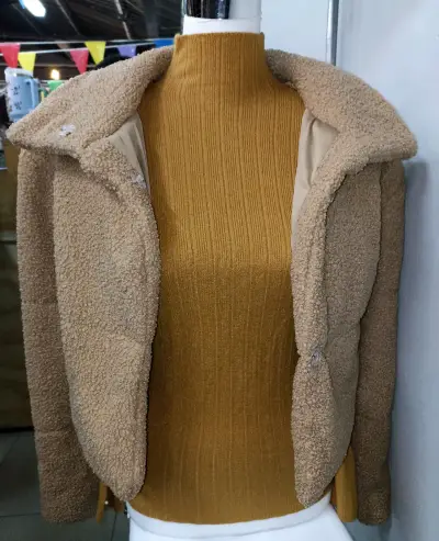 Chaqueta corderito color beige para mujer - miniatura 2