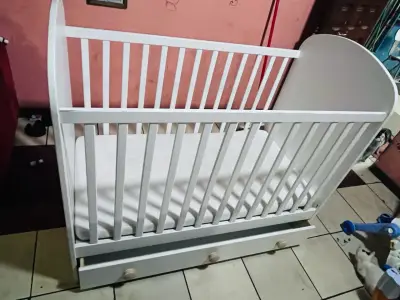 Cuna de madera blanca con cajón inferior - miniatura 1