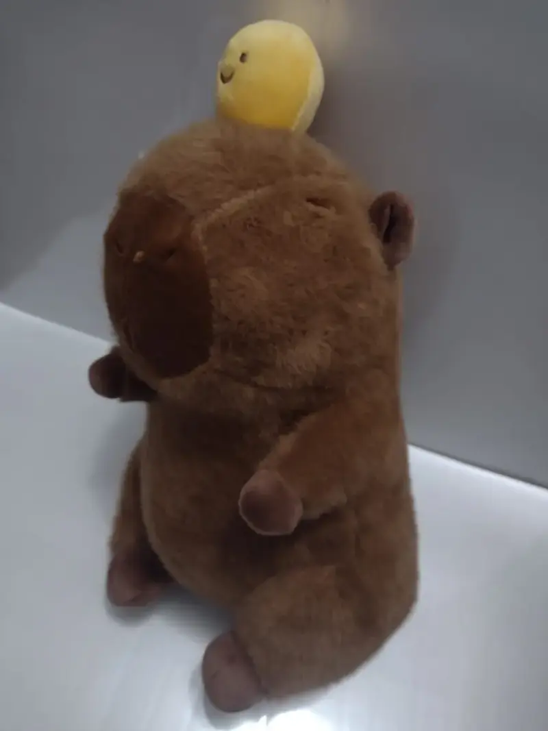Peluche Capibara marrón con adorno amarillo 30 cm - 2
