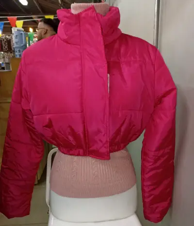 Chaqueta corta tipo parka fucsia para mujer - miniatura 2