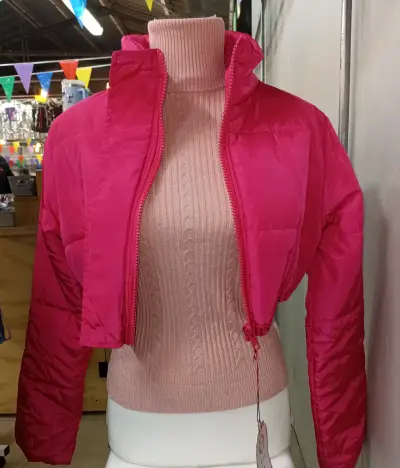 Chaqueta corta tipo parka fucsia para mujer - miniatura 3