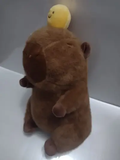 Peluche Capibara marrón con adorno amarillo 30 cm - miniatura 1