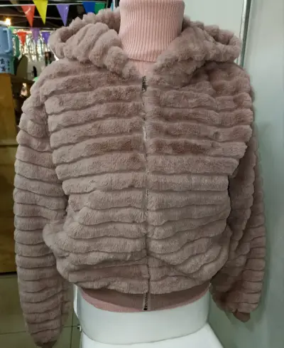 Polerón peluche rosada con capucha - miniatura 1