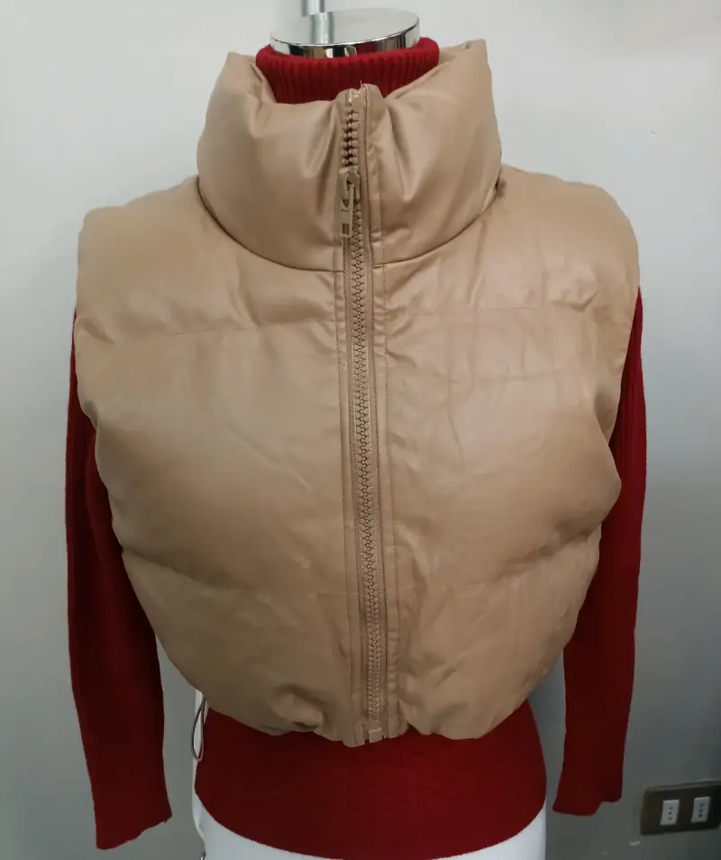 Puffa Ecocuero beige sin mangas