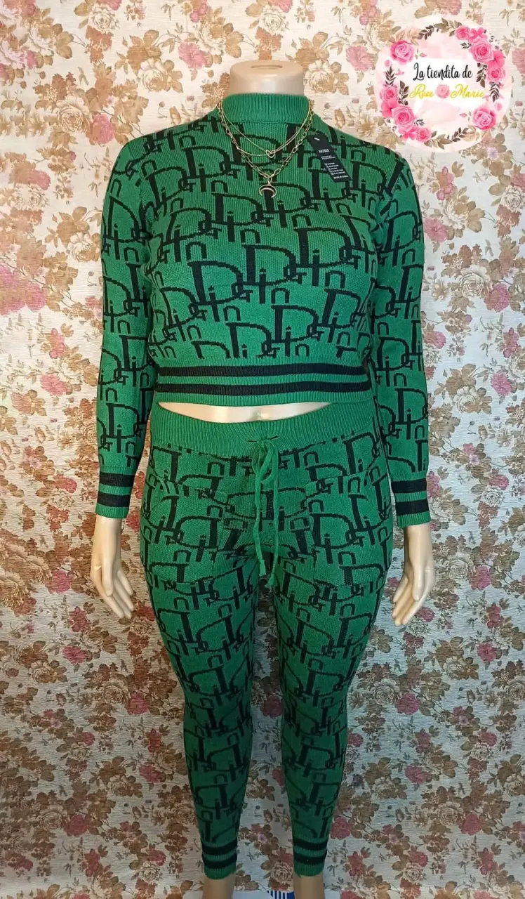 Conjunto lanilla verde con diseño