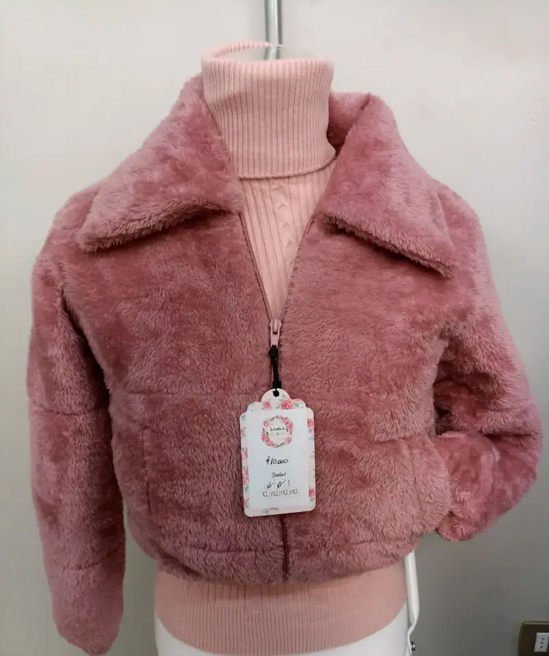 Chaqueta de peluche rosada para mujer