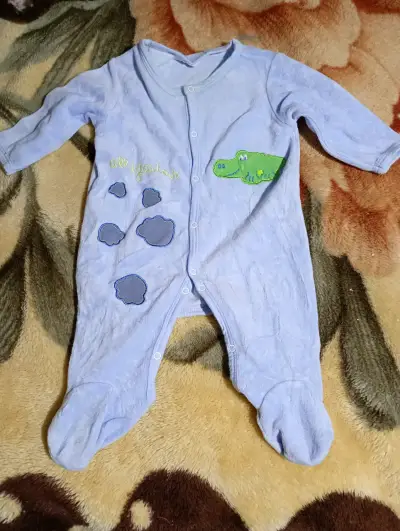 Enterito de bebé azul con diseño de cocodrilo - miniatura 1