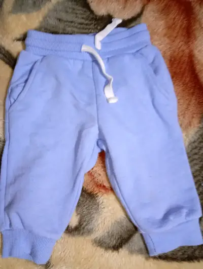 Pantalones de bebé celestes con cintura ajustable - miniatura 1