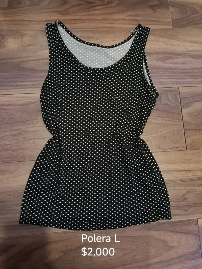 Polera negra con lunares talla L