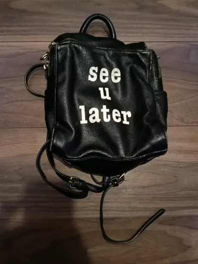 Mochila de cuero negra con diseño 'See U Later' - miniatura 2