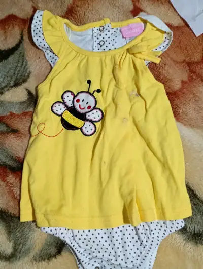 Body de bebé amarillo con diseño de abeja - miniatura 1