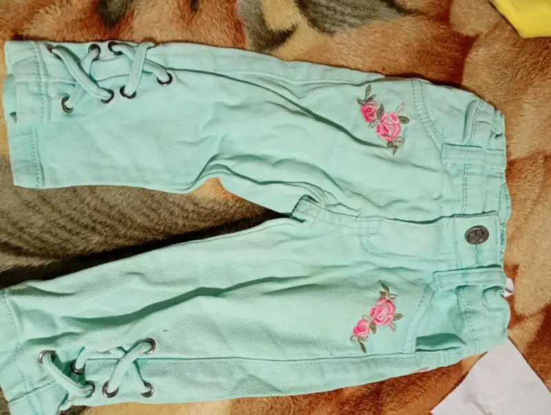 Pantalones de bebé verde menta con bordado floral - 1