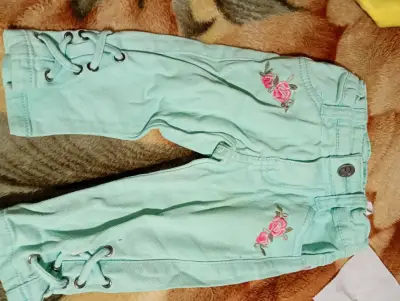 Pantalones de bebé verde menta con bordado floral - miniatura 1