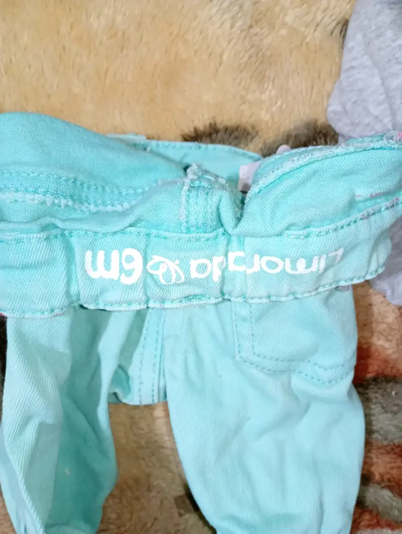 Pantalones de bebé verde menta con bordado floral - 2
