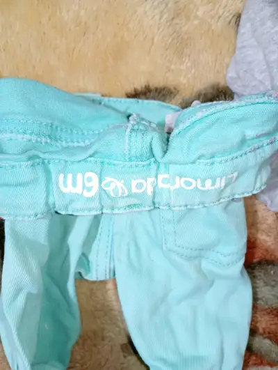 Pantalones de bebé verde menta con bordado floral - miniatura 2