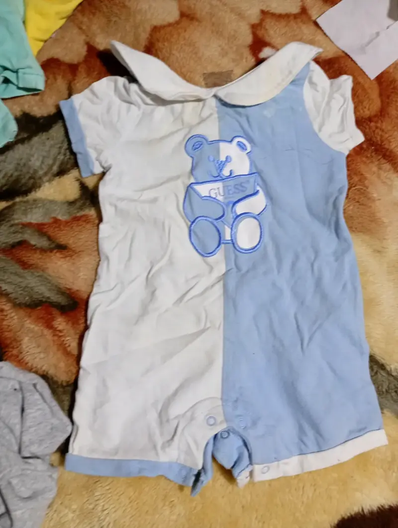 Enterito de bebé Guess bicolor con diseño de oso - 1
