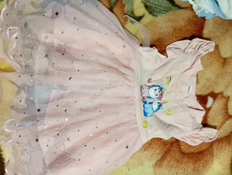 Vestido infantil rosa con unicornios y estrellas