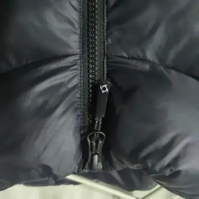 Chaqueta acolchada negra con cierre resistente - miniatura 1