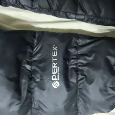 Chaqueta acolchada negra con cierre resistente - miniatura 2
