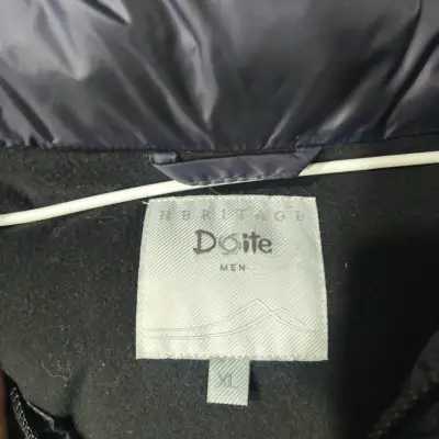 Chaqueta acolchada negra con cierre resistente - miniatura 4