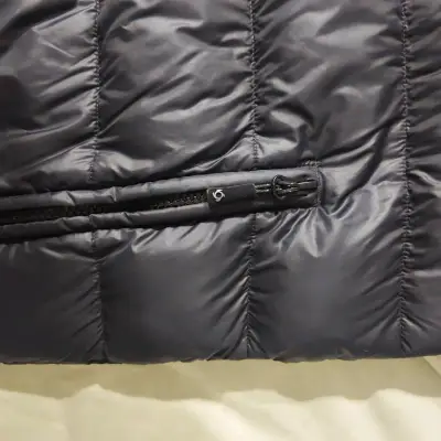 Chaqueta acolchada negra con cierre resistente - miniatura 5