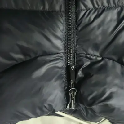 Chaqueta acolchada negra con cierre resistente - miniatura 6