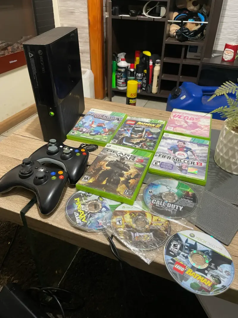 Xbox 360 E + 2 Controles + 9 Juegos Originales – M
