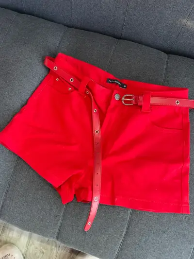 Shorts rojos con cinturón Fashion Park - miniatura 1