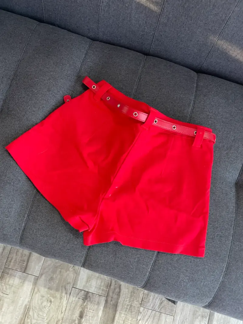 Shorts rojos con cinturón Fashion Park - 2