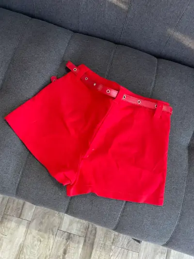 Shorts rojos con cinturón Fashion Park - miniatura 2