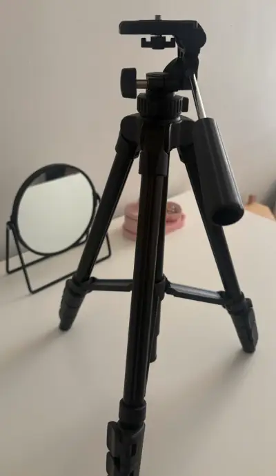 Trípode ajustable para cámara en buen estado - miniatura 1