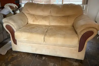 Sofá beige de dos plazas en buen estado - miniatura 1