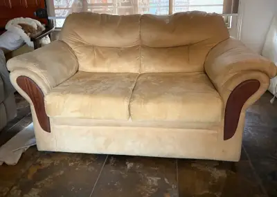 Sofá beige de dos plazas en buen estado - miniatura 2