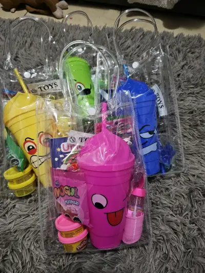 Set de Juguetes con Vasos Divertidos y Plastilina - miniatura 1
