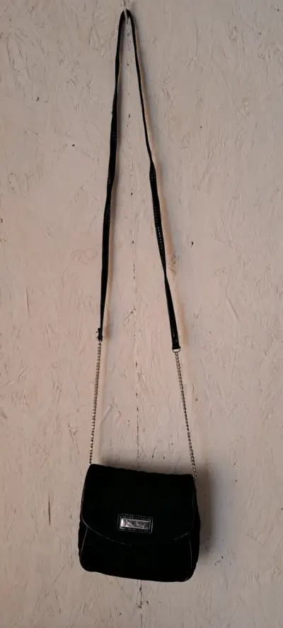 Cartera negra con cadena elegante - miniatura 1