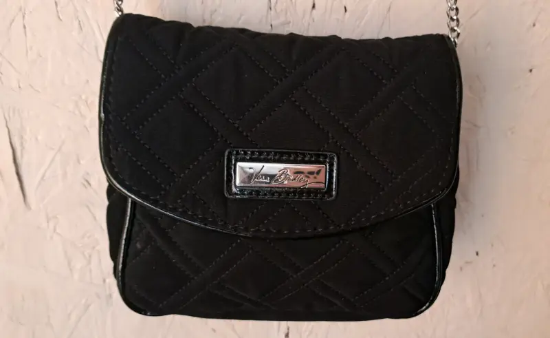 Cartera negra con cadena elegante - 2