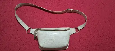 Riñonera beige con textura de cocodrilo - miniatura 1