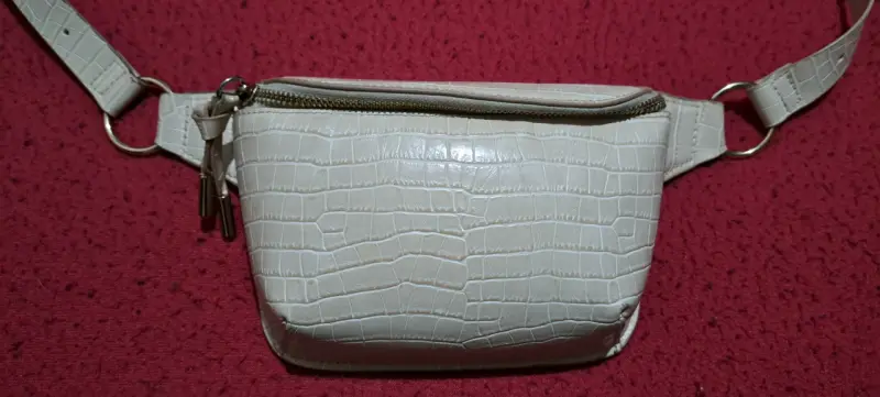 Riñonera beige con textura de cocodrilo - 2