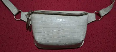 Riñonera beige con textura de cocodrilo - miniatura 2