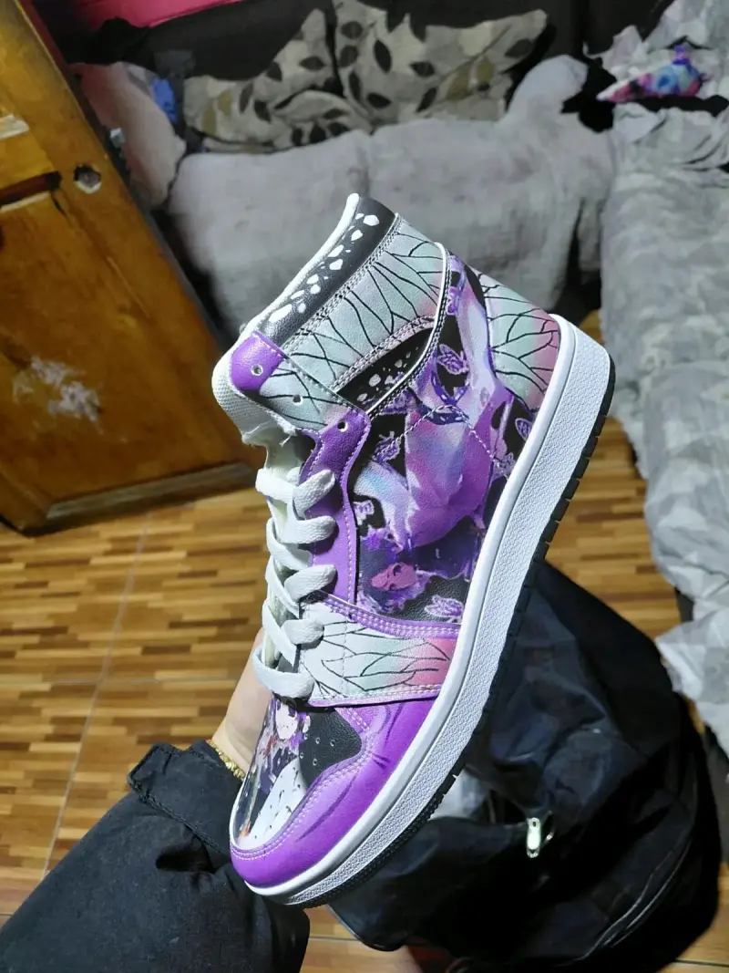 Zapatillas deportivas con diseño gráfico coloridas - 1