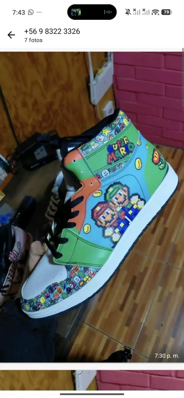 Zapatillas deportivas con diseño gráfico coloridas - 3