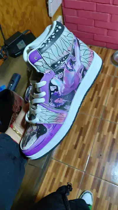 Zapatillas deportivas con diseño gráfico coloridas - miniatura 4