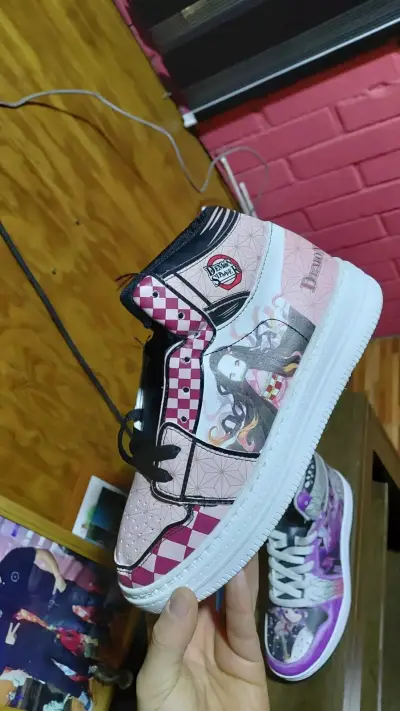Zapatillas deportivas con diseño gráfico coloridas - miniatura 5