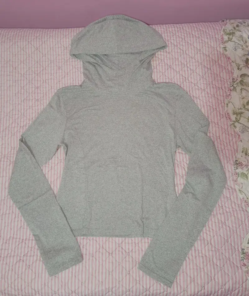 Polerón gris con capucha para mujer