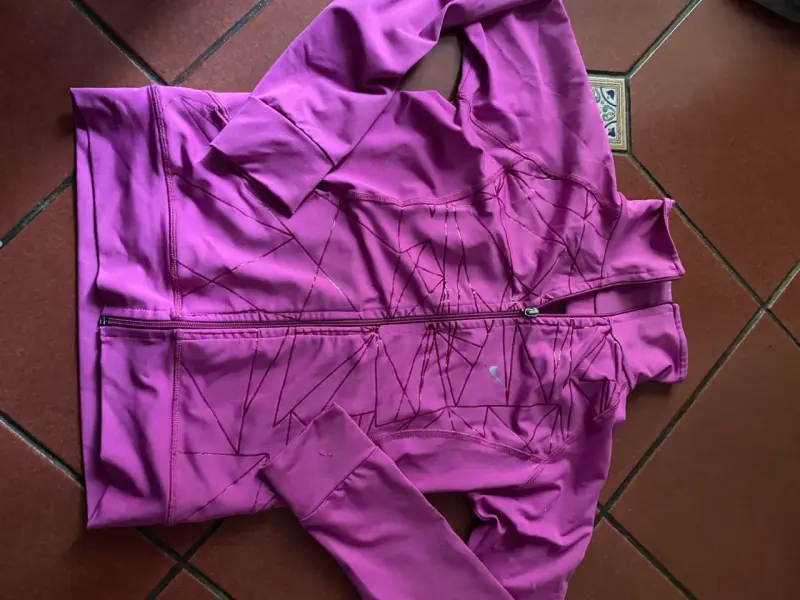 Poleron deportivo morado con diseño Nike